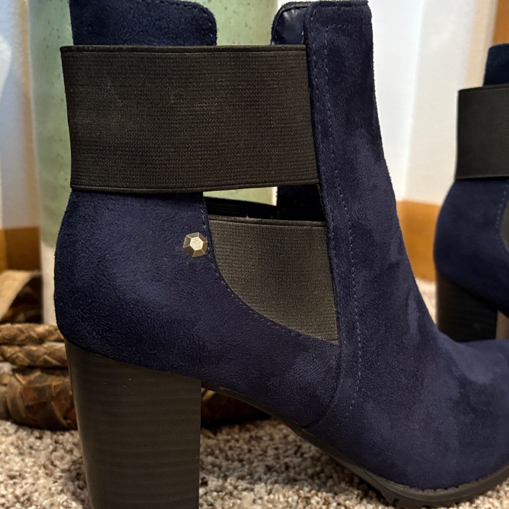 Attention Navy and Black Heeled Booties Size 8 - Picture 4 of 9